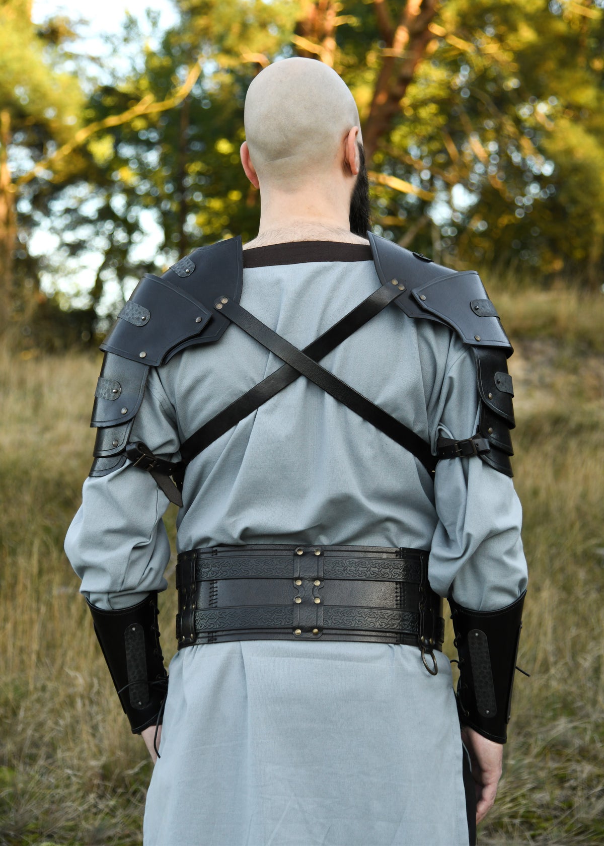 Épaulière Balor en cuir noir avec détails métalliques