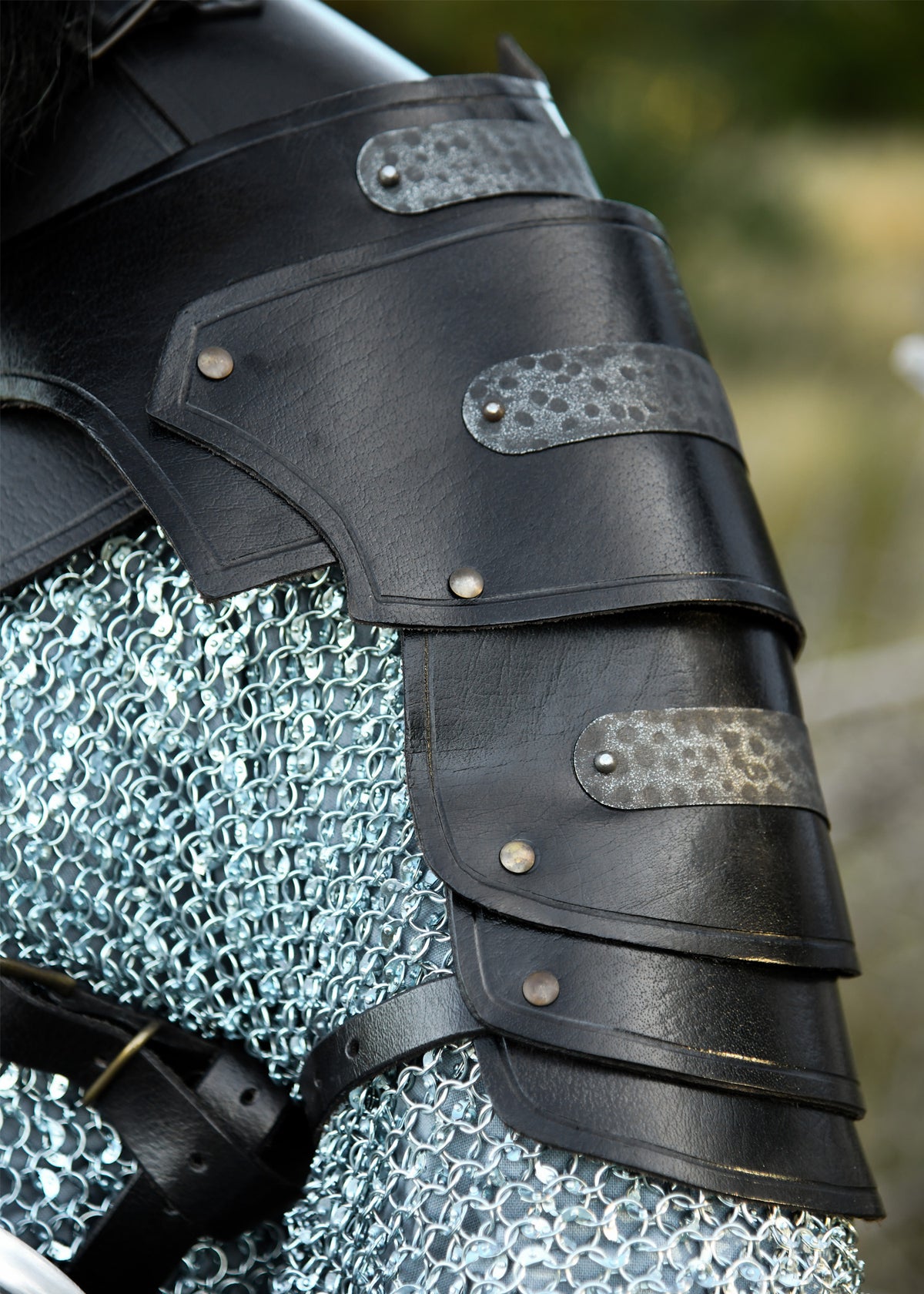 Épaulière Balor en cuir noir avec détails métalliques