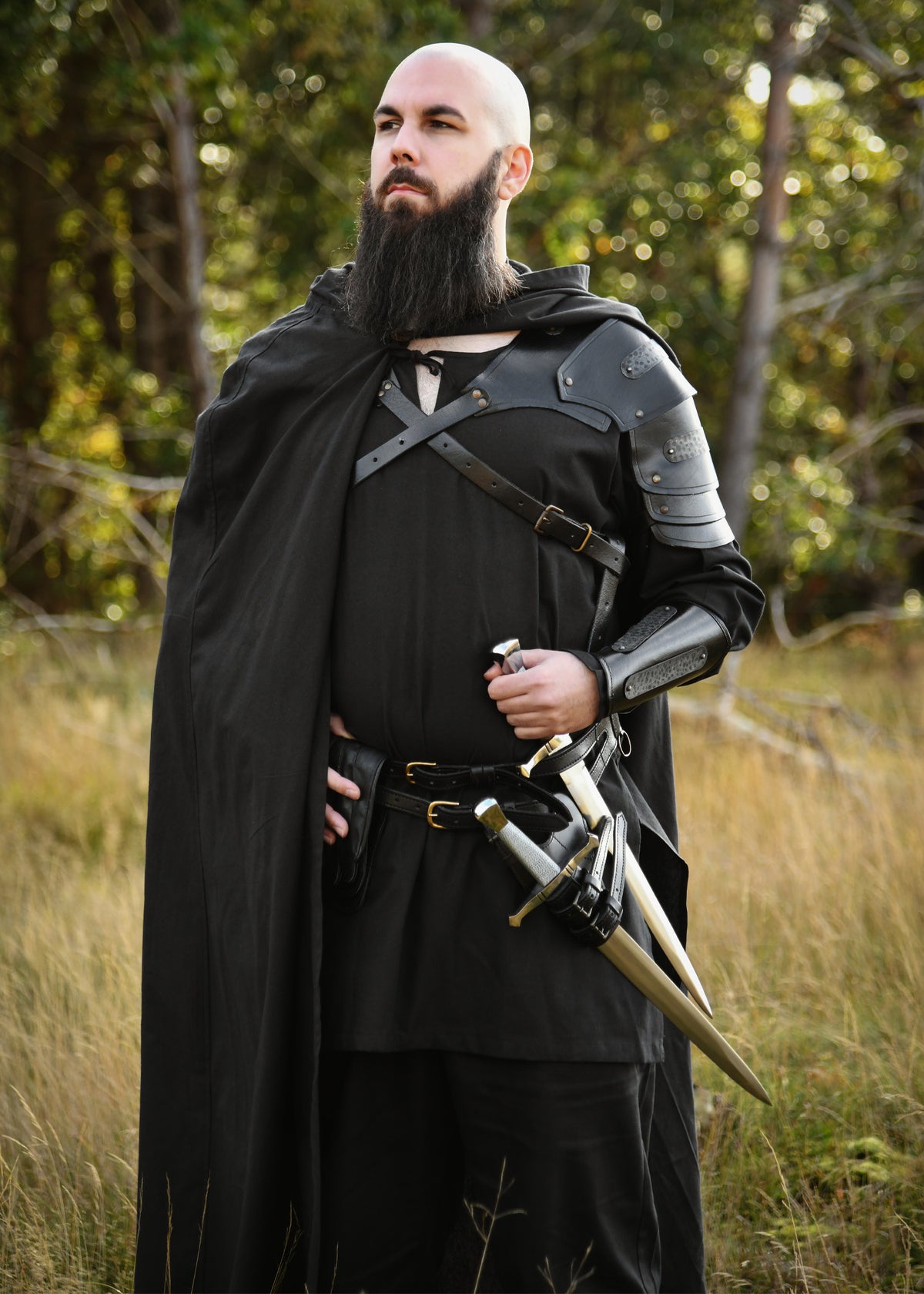 Épaulière Balor en cuir noir avec détails métalliques