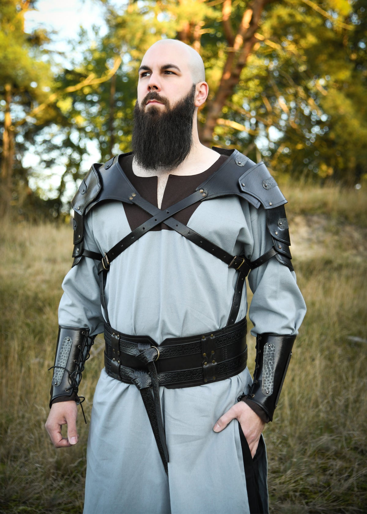 Épaulière Balor en cuir noir avec détails métalliques