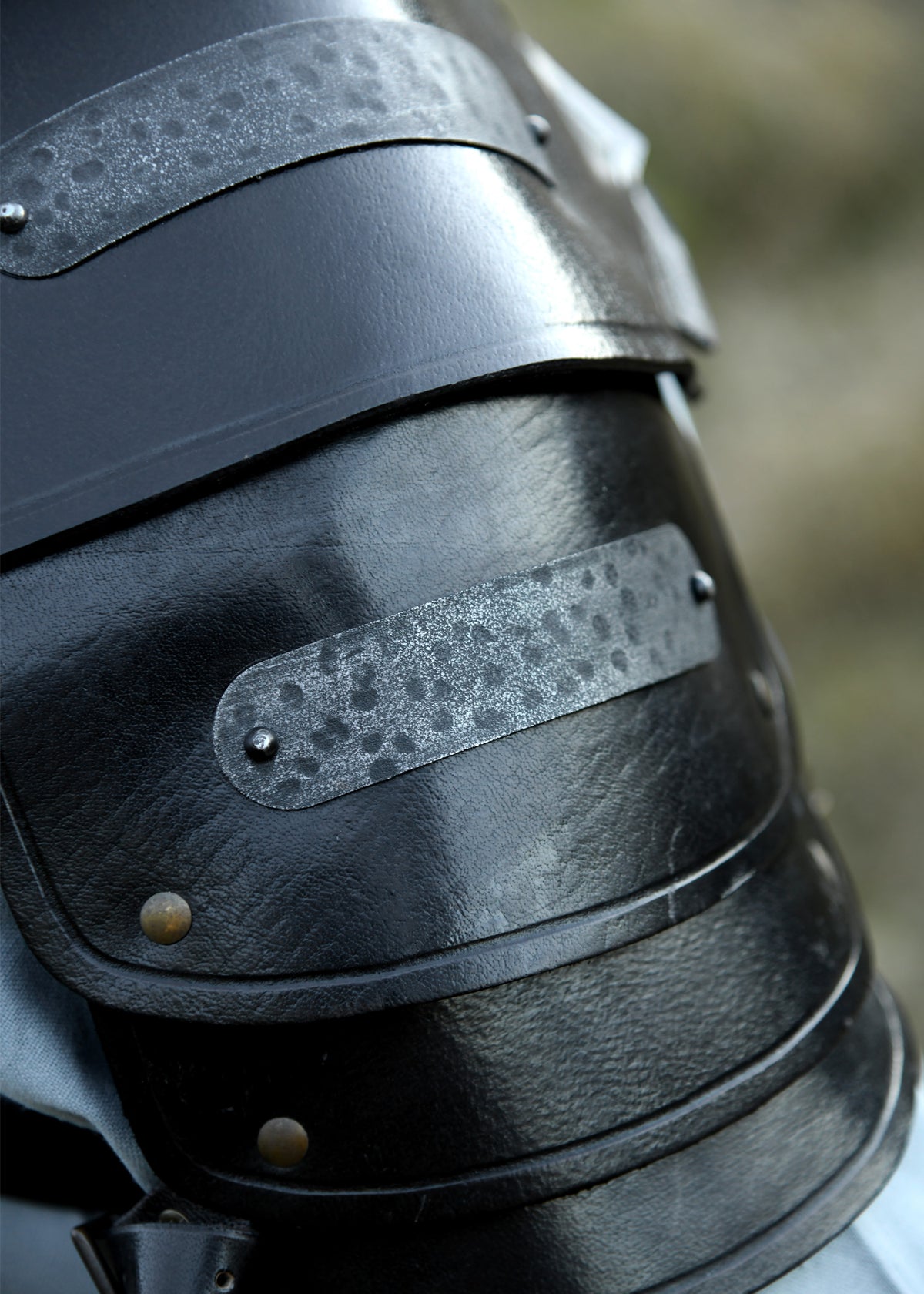 Épaulière Balor en cuir noir avec détails métalliques