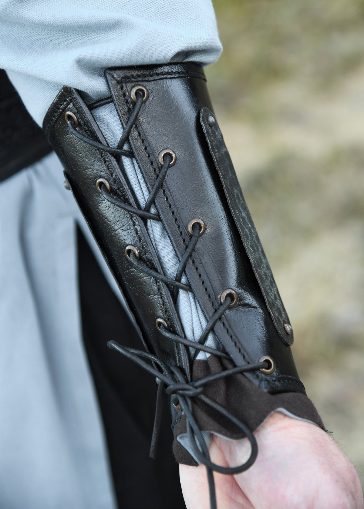 Brassards en cuir Balor noirs à plaques métalliques