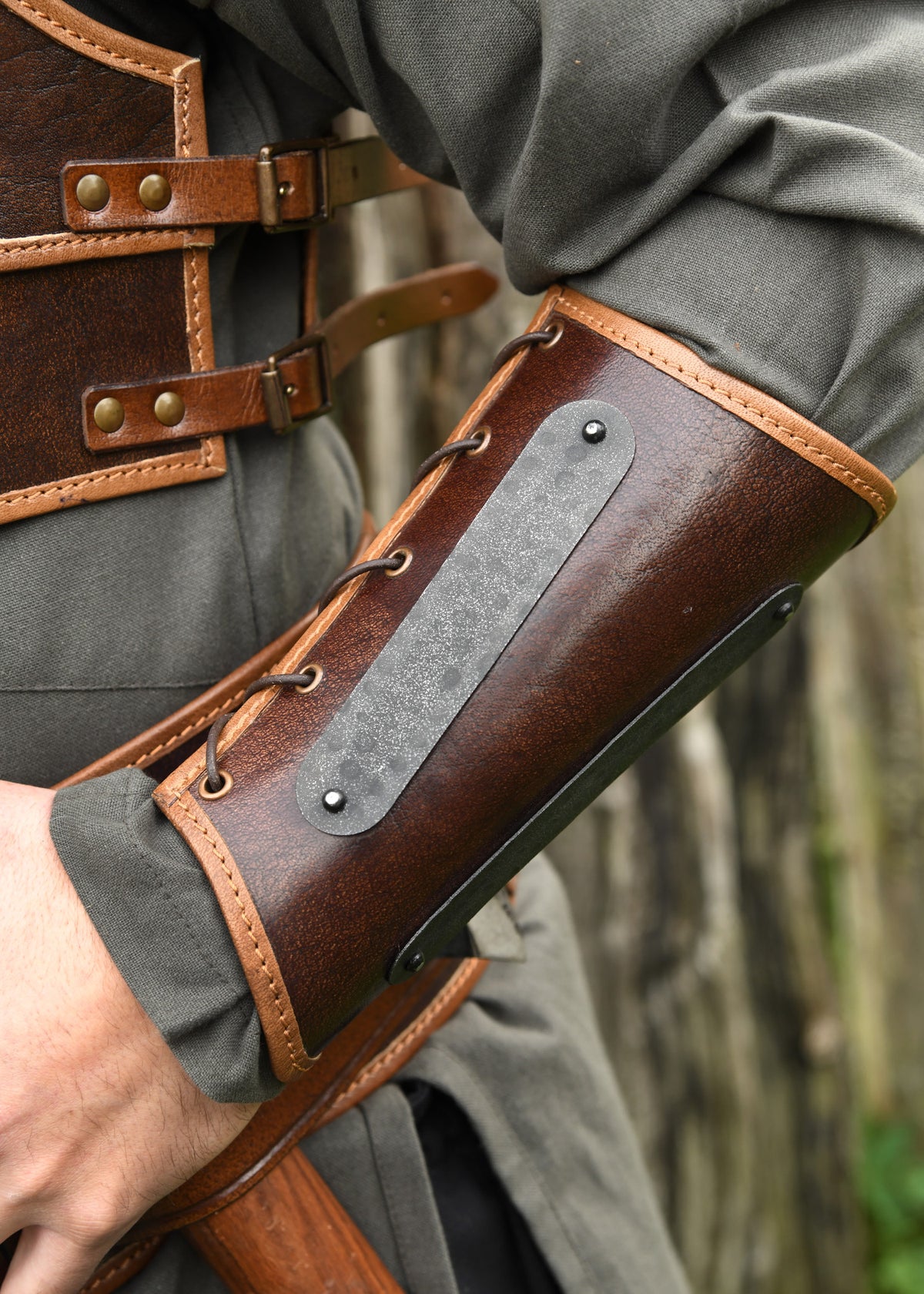 Brassards Arnulf en cuir brun avec plaques d'acier