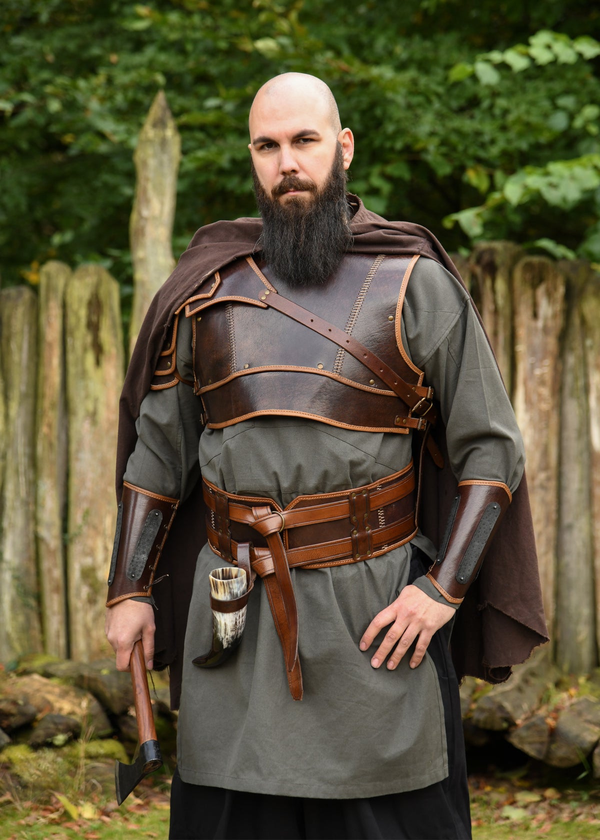 Brassards Arnulf en cuir brun avec plaques d'acier
