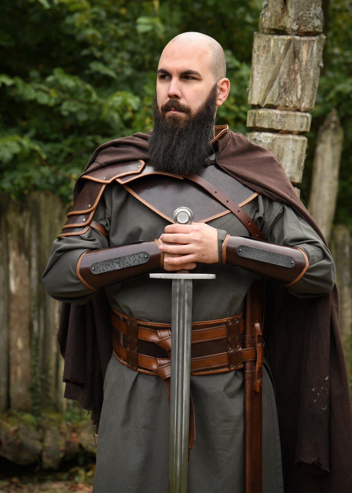 Brassards Arnulf en cuir brun avec plaques d'acier