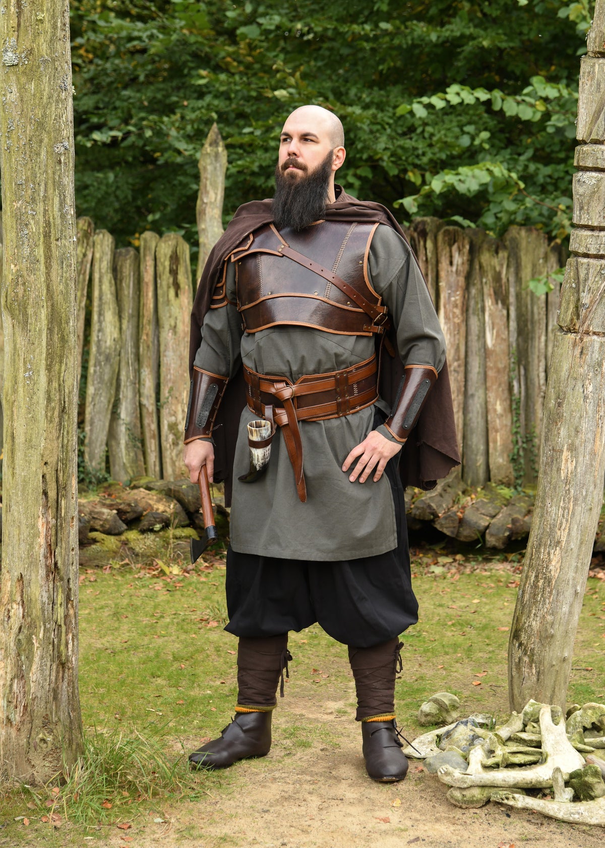 Brassards Arnulf en cuir brun avec plaques d'acier