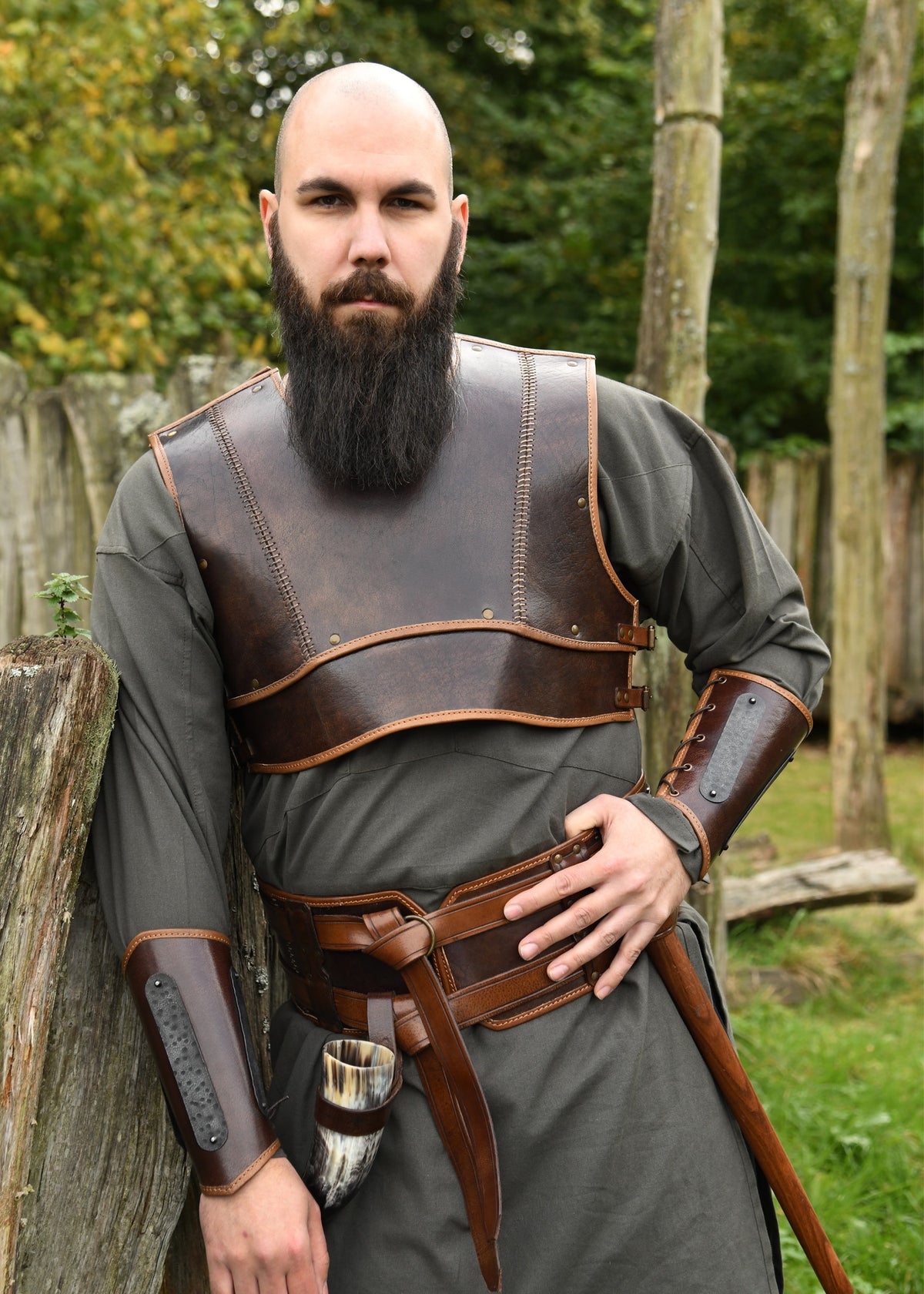 Brassards Arnulf en cuir brun avec plaques d'acier