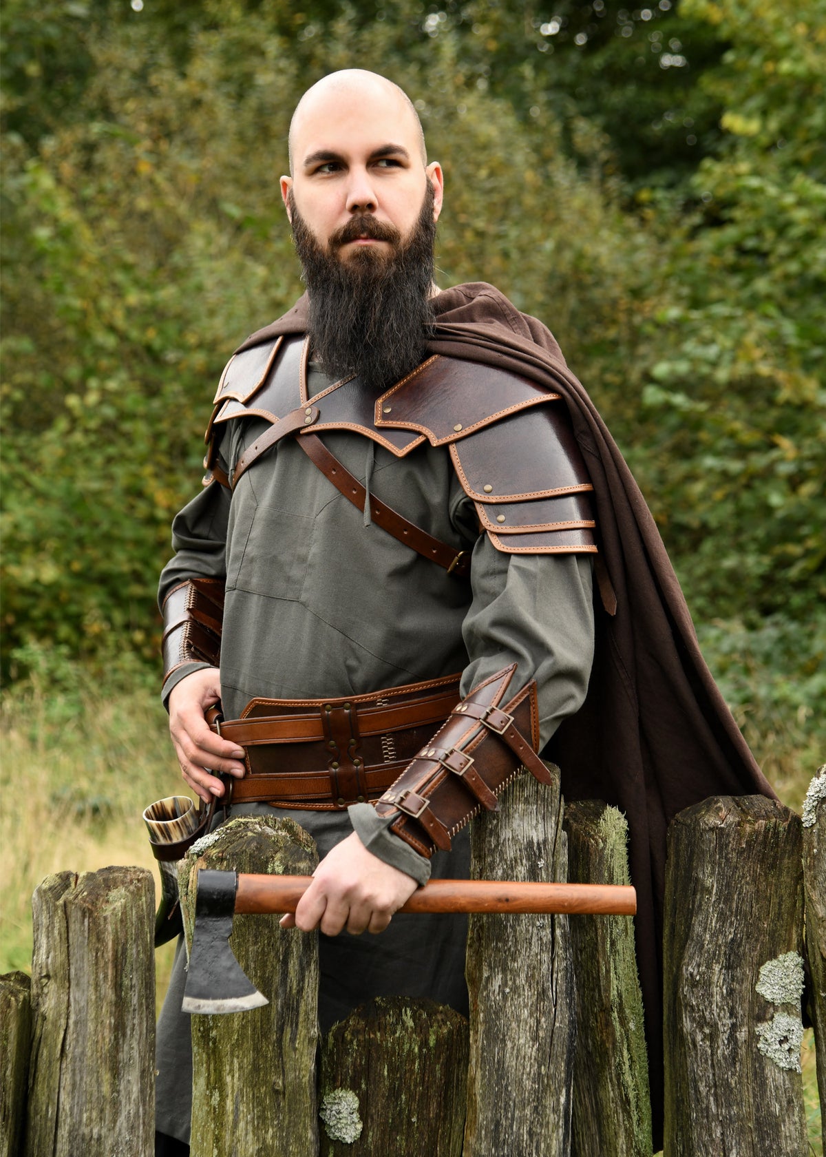 Brassards en cuir brun à boucles Arnulf