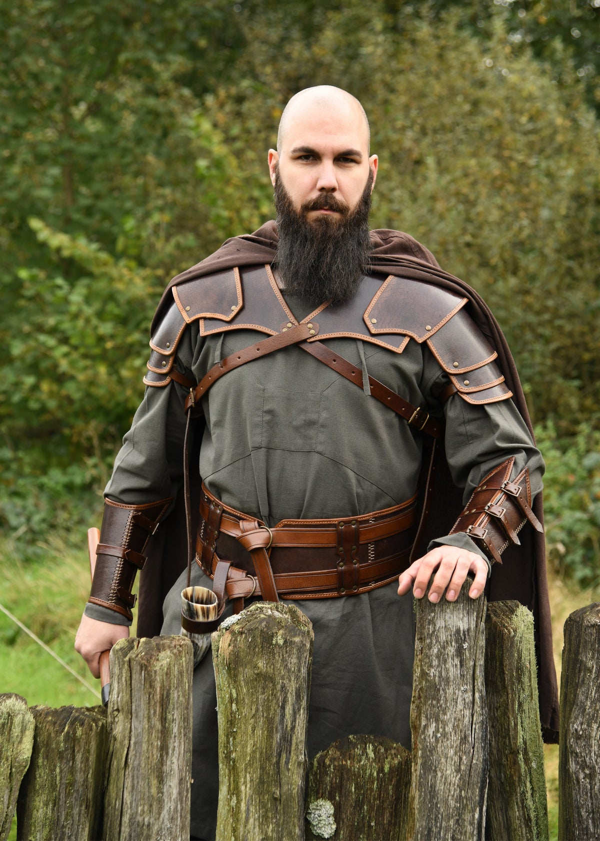 Brassards en cuir brun à boucles Arnulf