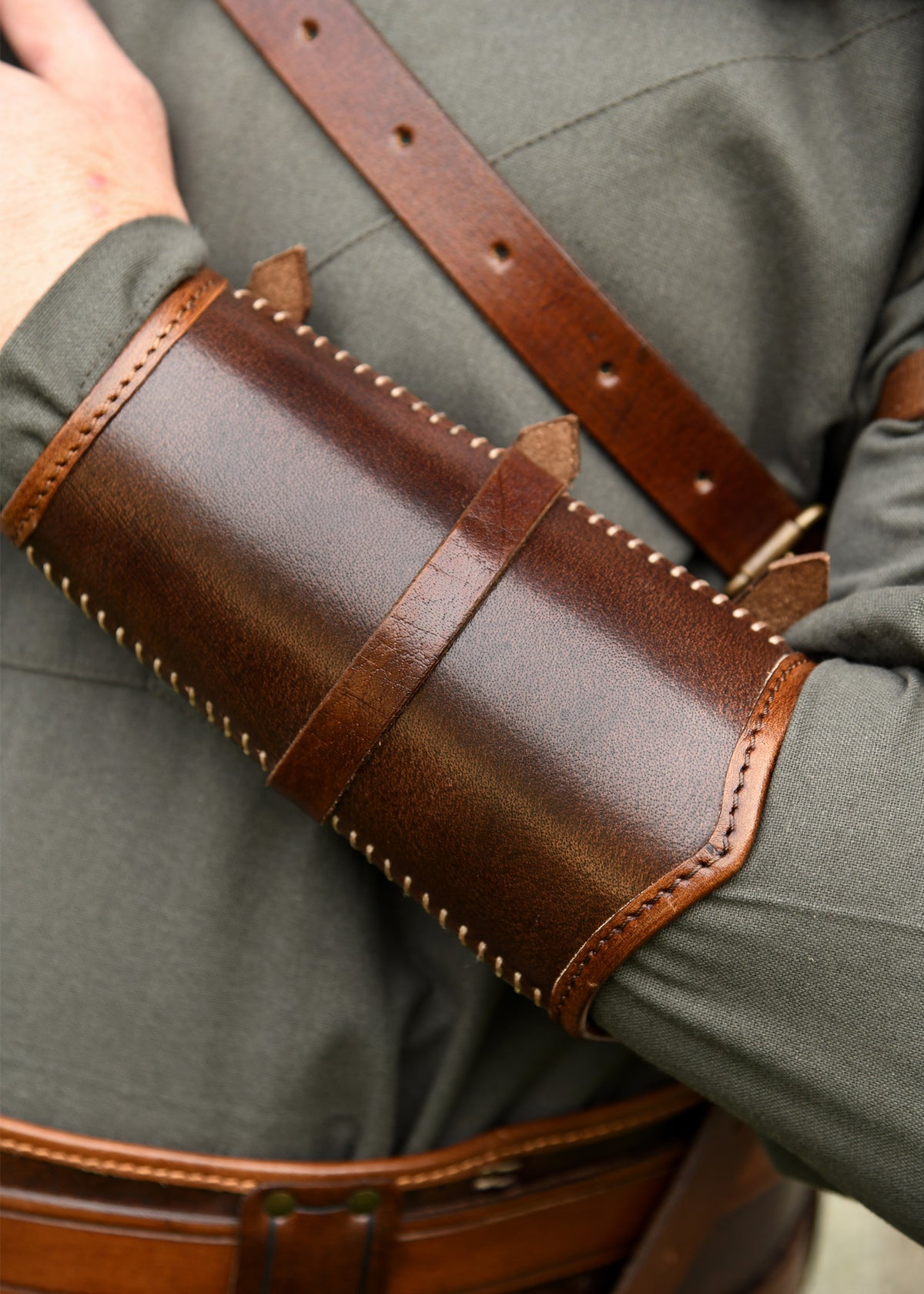 Brassards en cuir brun à boucles Arnulf