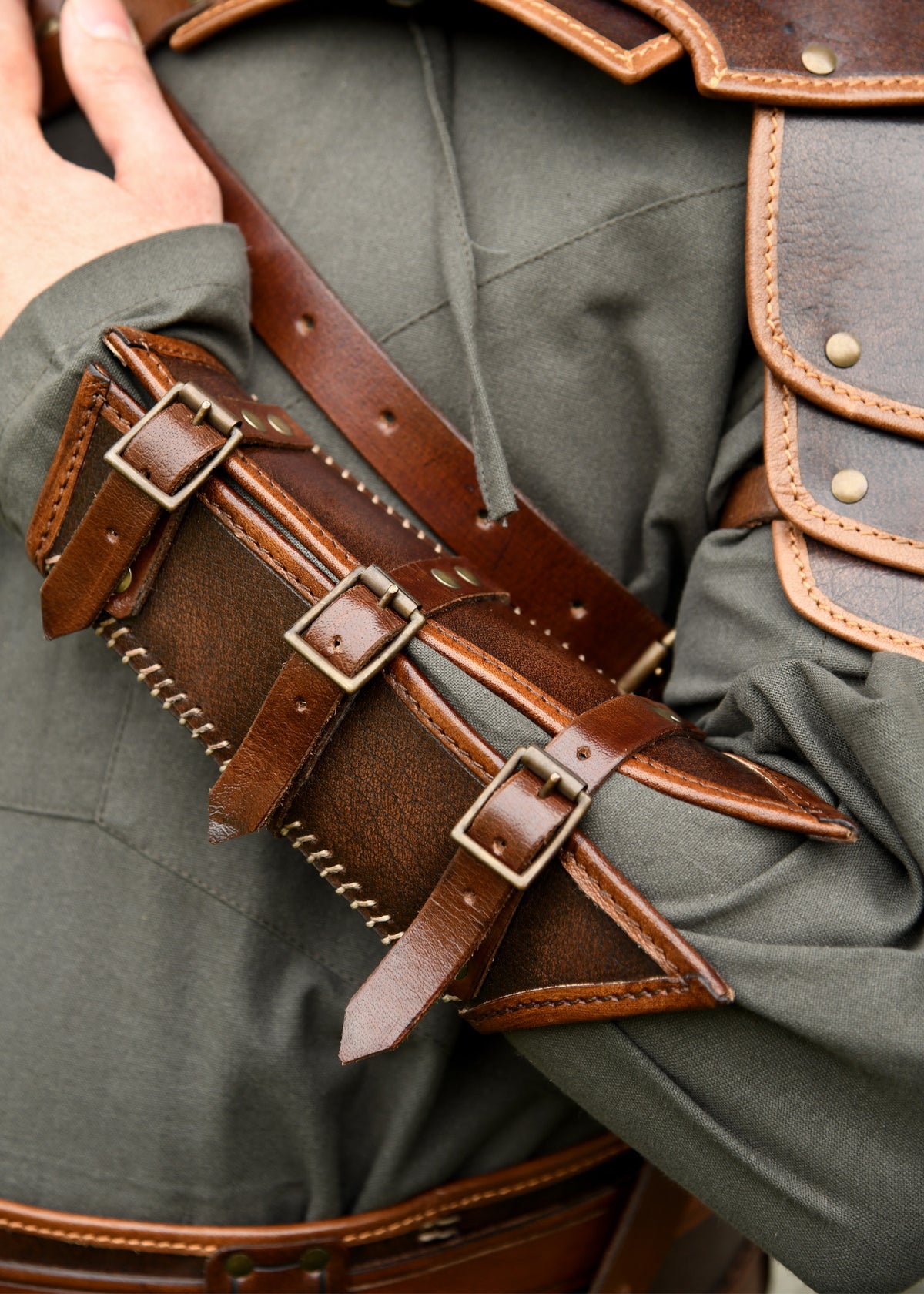 Brassards en cuir brun à boucles Arnulf