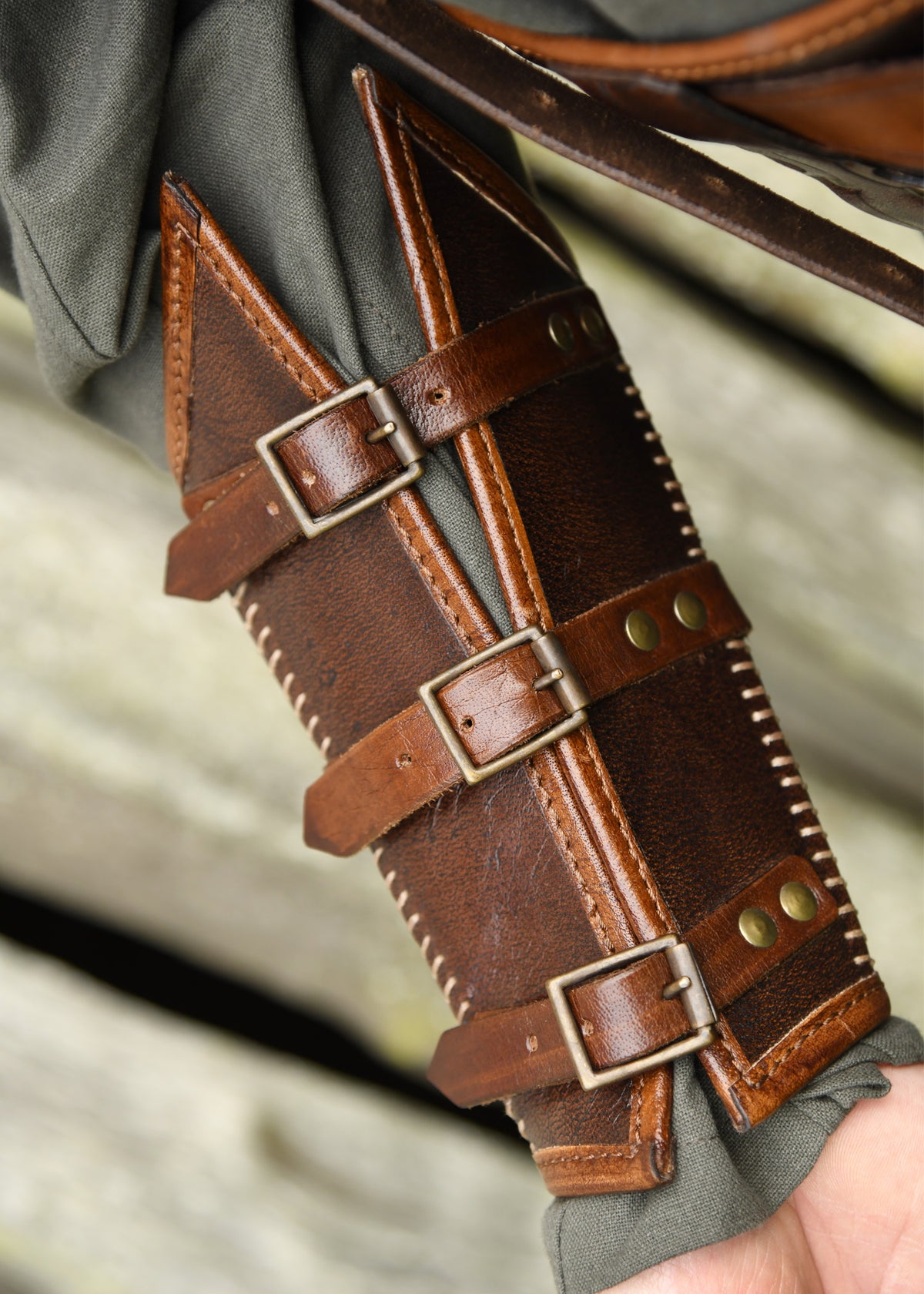 Brassards en cuir brun à boucles Arnulf