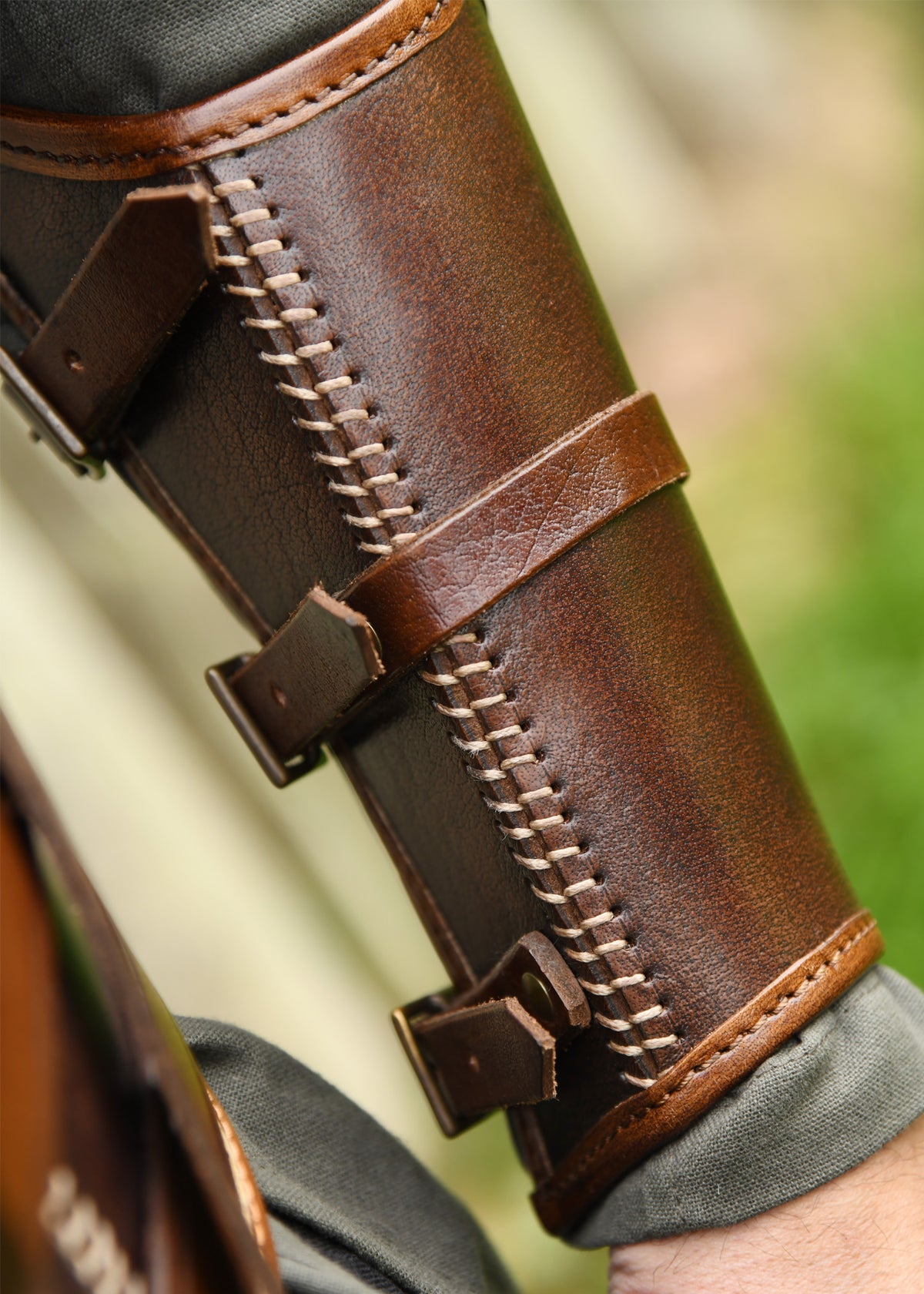 Brassards en cuir brun à boucles Arnulf