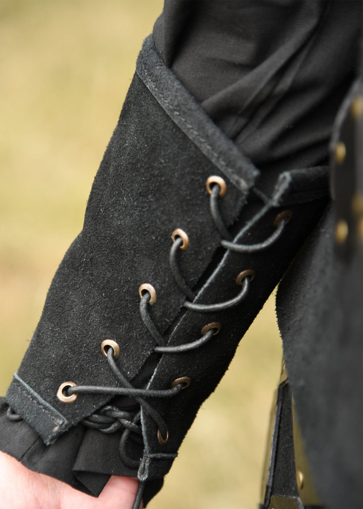 Brassards en daim noir Vares