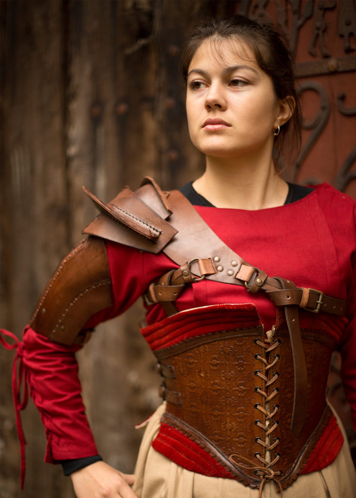 Épaulière en cuir marron avec harnais