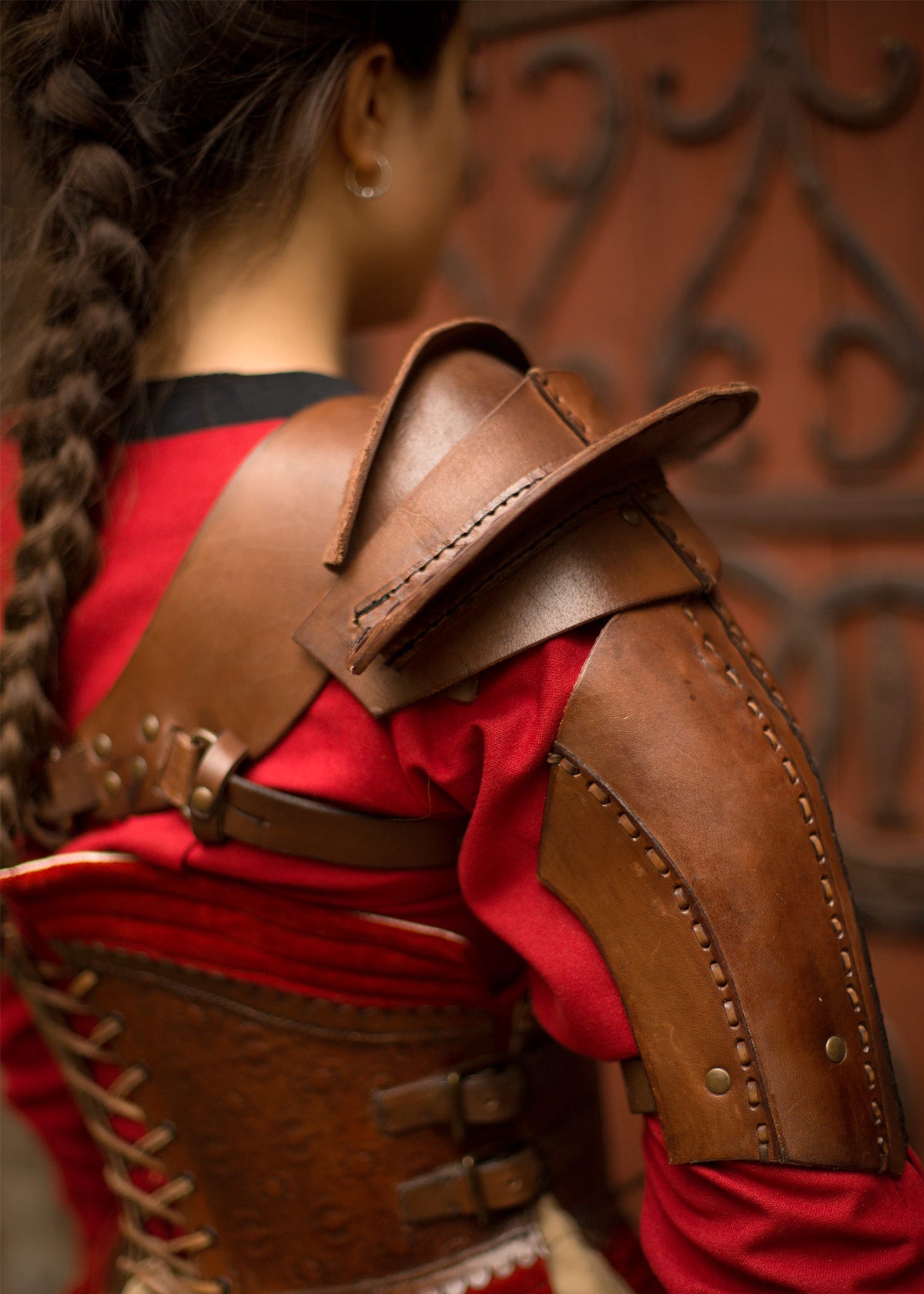 Épaulière en cuir marron avec harnais