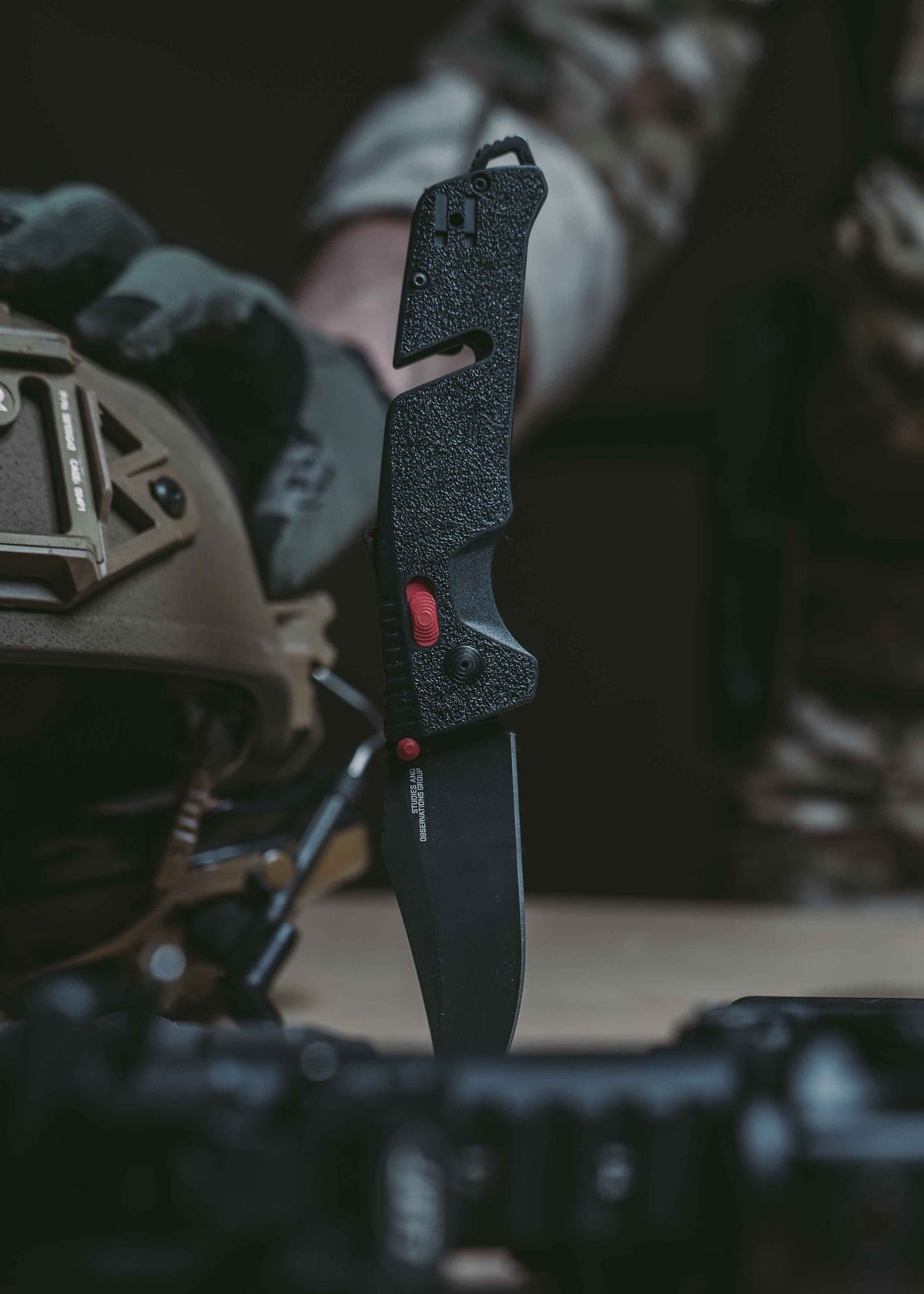 Couteau pliant SOG Trident AT noir et rouge
