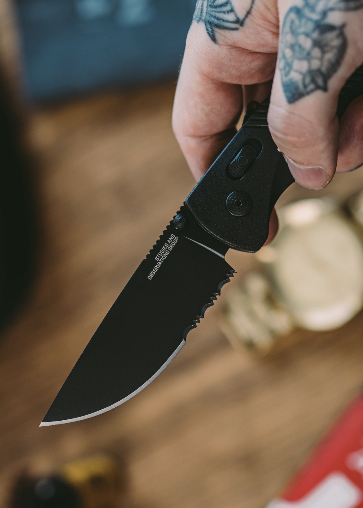 Couteau pliant SOG Flash AT Blackout, lame D2 noire mi-dentelée