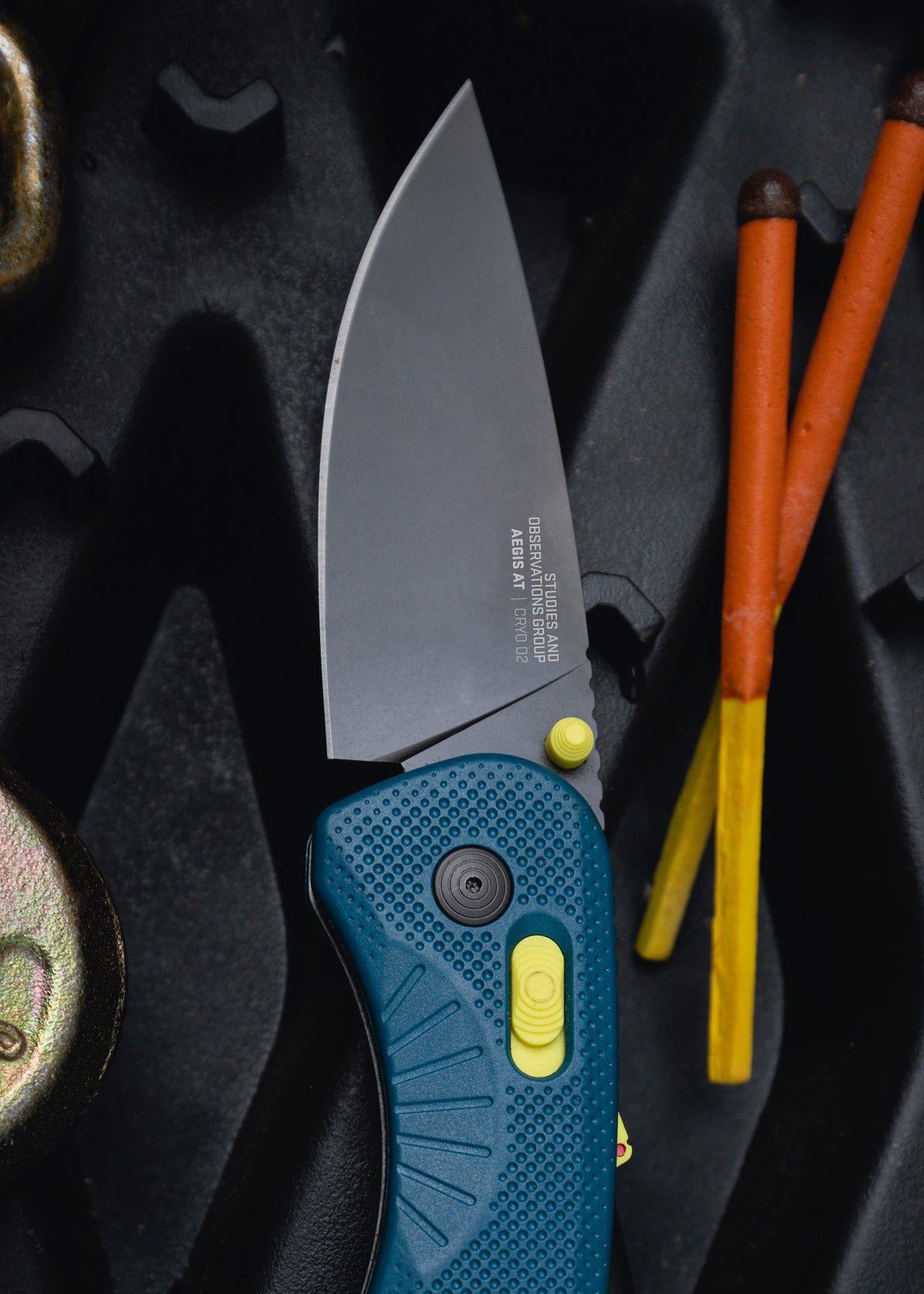 Couteau pliant SOG Aegis AT Indigo & Acid, lame drop point D2