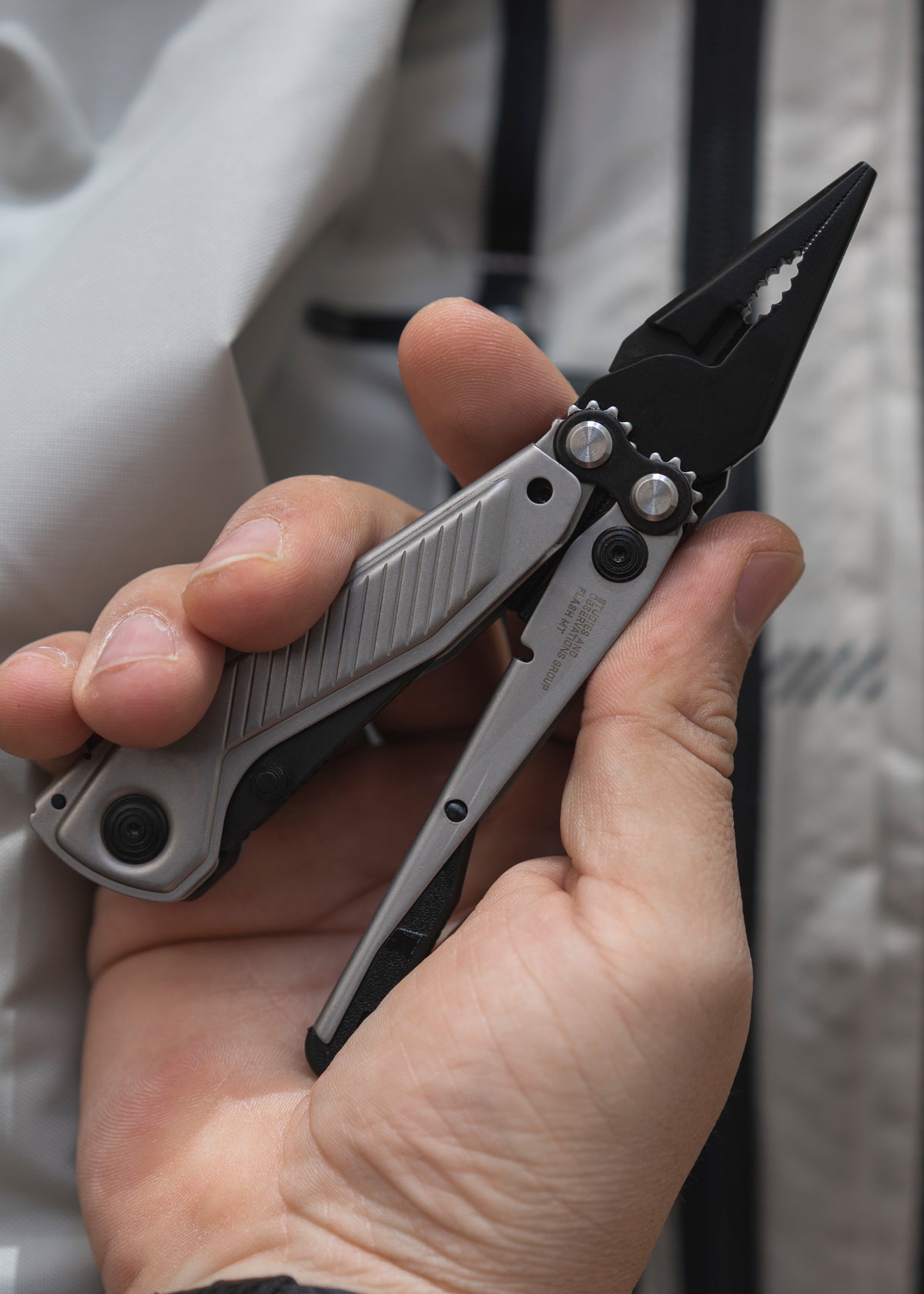 Pince multifonction SOG Flash MT argent et noir