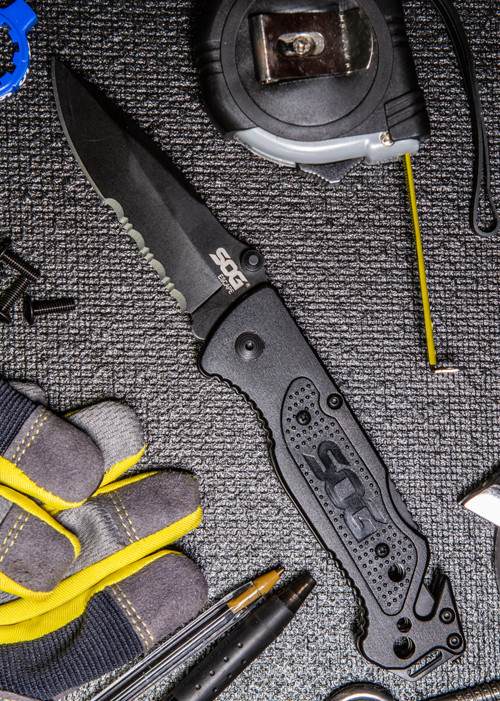 Couteau pliant SOG Escape noir, lame mi-dentelée