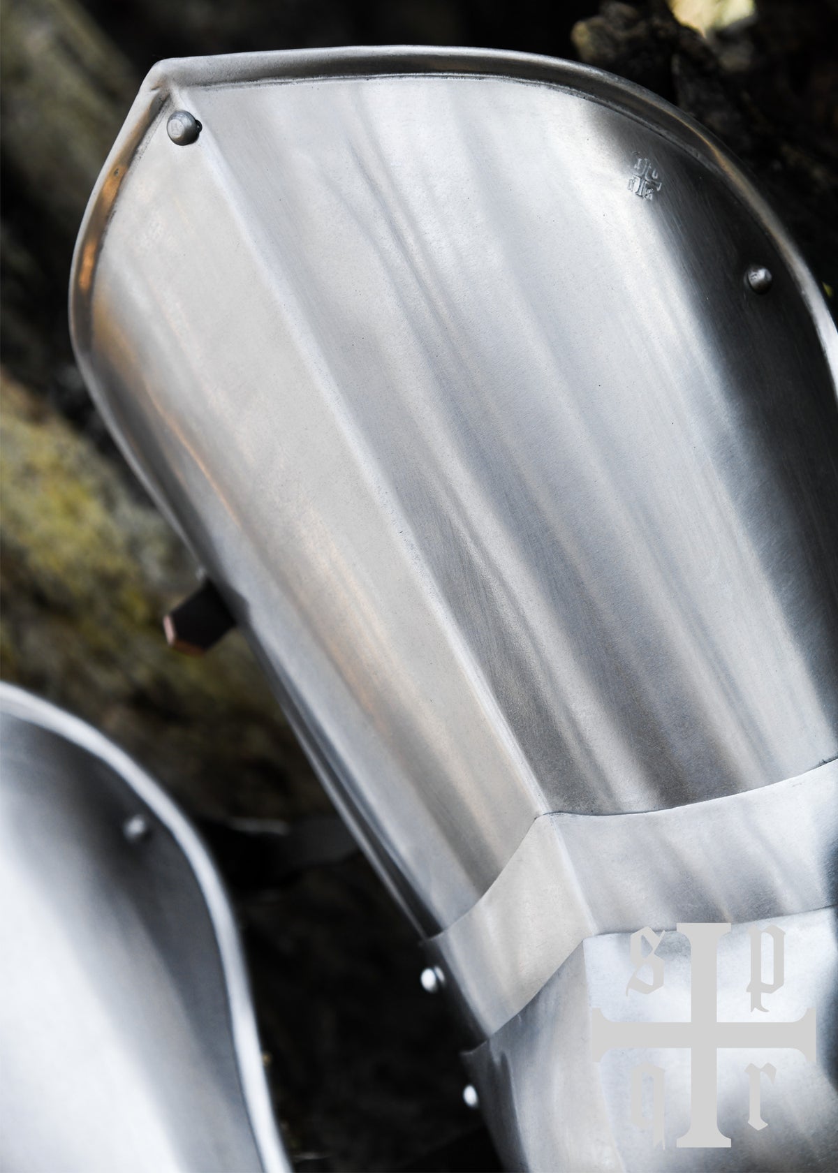 Cuissots et genouillères gothiques en acier, la paire