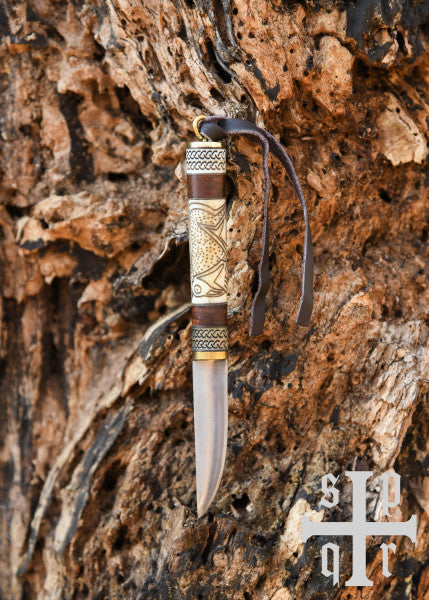Petit couteau viking, acier au carbone, manche bois/os avec motif Torslunda