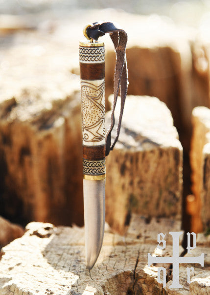 Petit couteau viking, acier au carbone, manche bois/os avec motif Torslunda