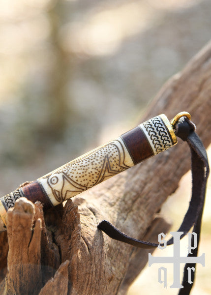 Petit couteau viking, acier au carbone, manche bois/os avec motif Torslunda