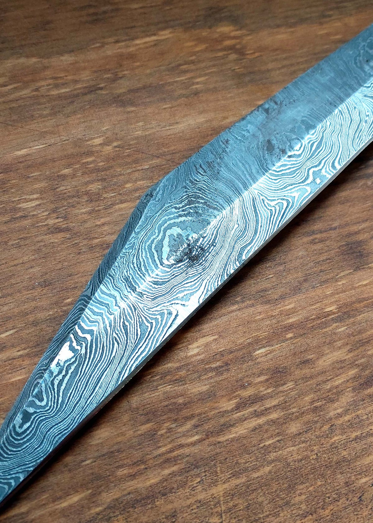 Sax viking en acier damassé avec fourreau en peau de chèvre