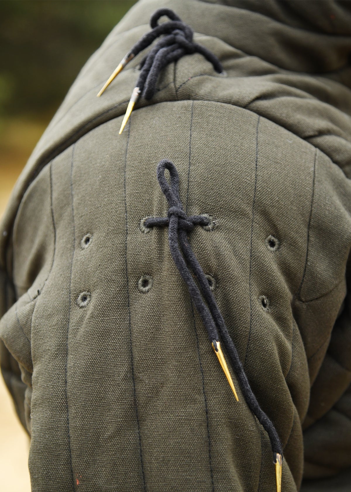 Pourpoint d'armure médiéval à aiguillettes, vert olive et noir