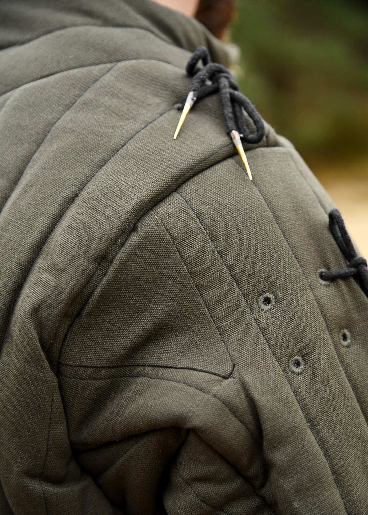 Pourpoint d'armure médiéval à aiguillettes, vert olive et noir