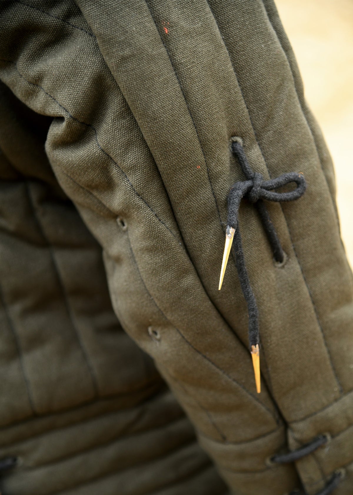 Pourpoint d'armure médiéval à aiguillettes, vert olive et noir