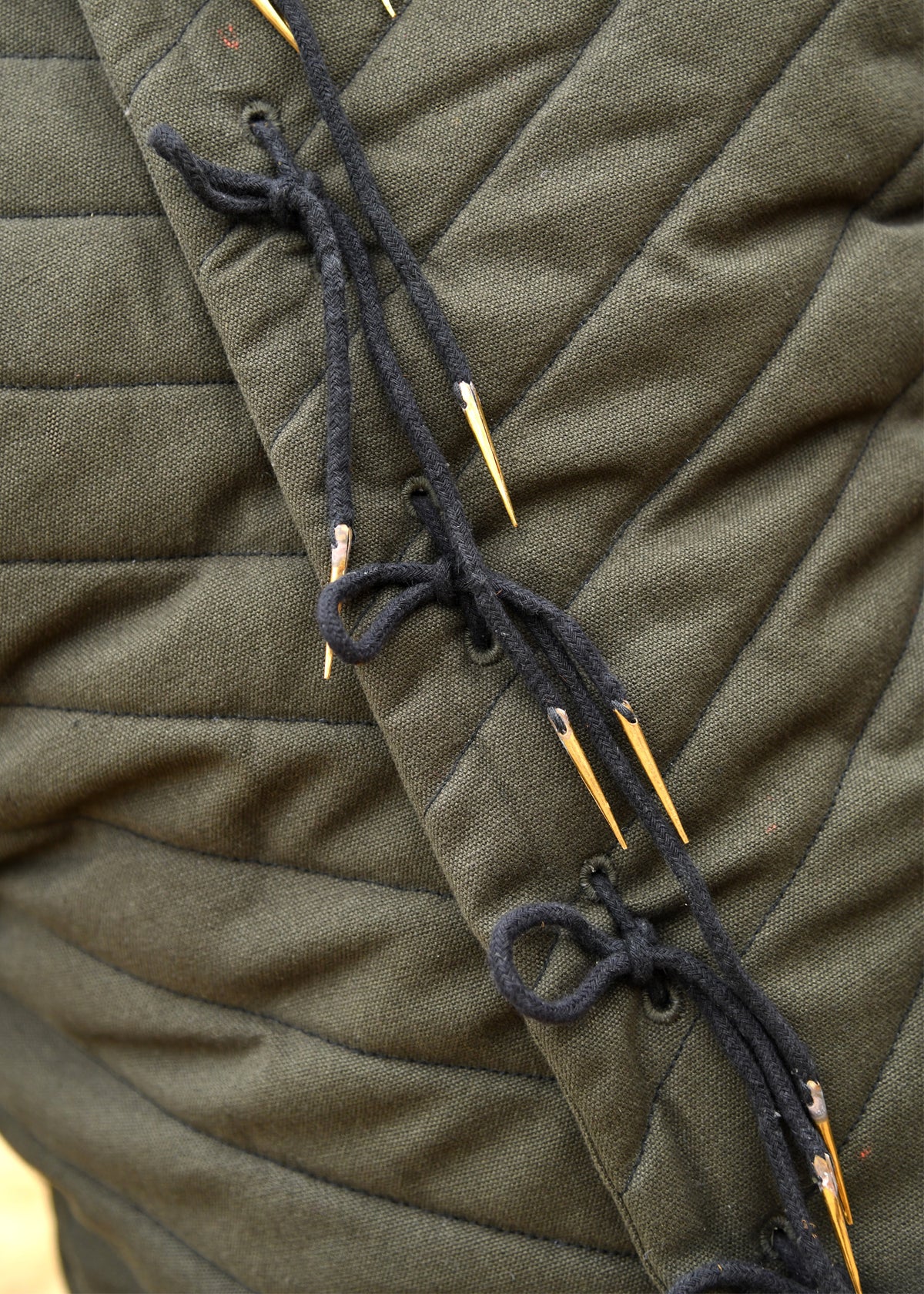 Pourpoint d'armure médiéval à aiguillettes, vert olive et noir