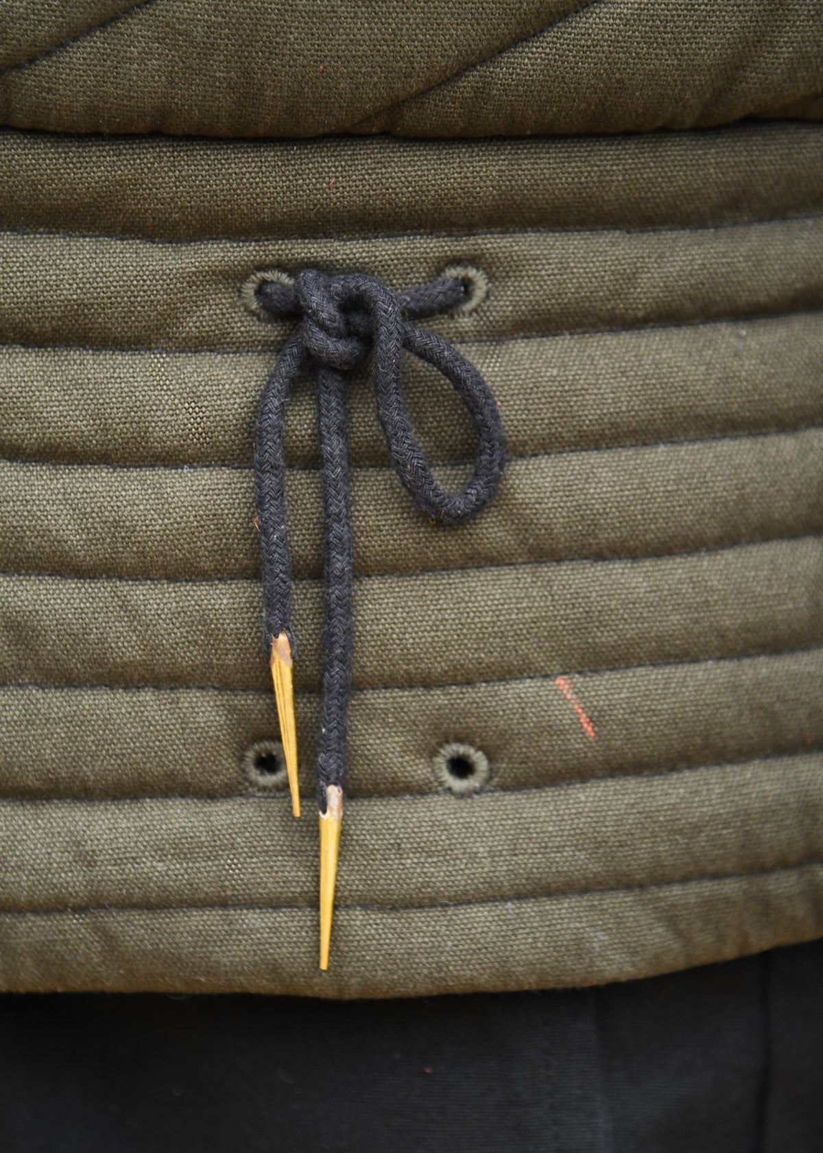 Pourpoint d'armure médiéval à aiguillettes, vert olive et noir